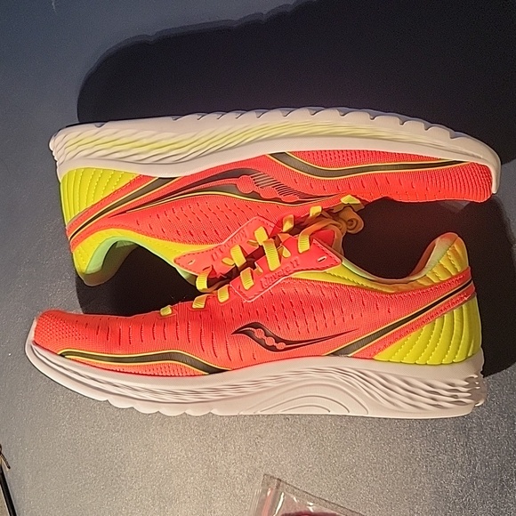 NEW IN BOX: Saucony Kinvara 11, Women's 9.5,  ViziRed/Citron - Picture 3 of 6